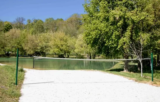Terrain de volley au bord du lac du camping en Dordogne